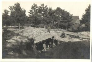 10 db RÉGI katonai motívumlap, főként fotólapok, vegyes minőségben / 10 pre-1945 military motive pos...