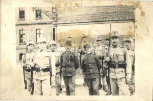 10 db RÉGI katonai motívumlap, főként fotólapok, vegyes minőségben / 10 pre-1945 military motive pos...