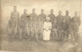 10 db RÉGI katonai motívumlap, főként fotólapok, vegyes minőségben / 10 pre-1945 military motive pos...