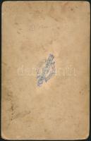 cca 1900 Házaspár műtermi fotója, Mayer Béla műterméből, felületén törésnyom, 20×13 cm