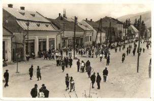 1941 Kőrösmező, Jaszinya, Jasina, Yasinia; Ruszin népviselet a fő utcán, Leibovits Bernát üzlete / Rusin folklore on the street, shops
