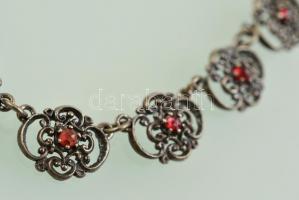 Ezüst(Ag) nyaklánc, gránát kövekkel, jelzett, h:  42 cm, bruttó: 10,4 g