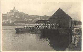 Trencsén, Trencín; úszó vízimalom (hajómalom), háttérben a vár / floating watermill (ship mill), castle in the background. Foto Tatra