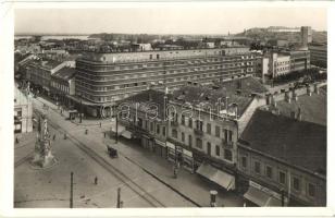 Újvidék, Novi Sad; Látkép, Teokárovity Vlado, Nagy Győző üzletei, Szentháromság szobor / street view, shops, Trinity statue