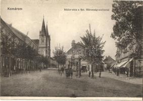 Komárom, Komárno; Nádor utca, Szentháromság szobor. Kiadja Czike Dénes / street view, Trinity statue (ragasztónyom / glue marks)