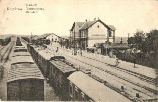 Komárom, Komárnó; vasútállomás a vágányokkal, vonatok / Bahnhof / Nadrazí / railway station with trains