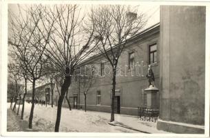 Érsekújvár, Nové Zámky; Ferencesek kolostora télen, fodrász / cloister in winter, hairdresser