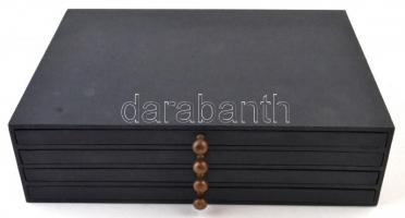 Éremtároló doboz, benne négy tálcával összesen 140db érme számára. Használt, jó állapotban, kisebb k...