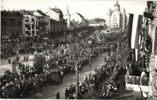 1940 Marosvásárhely, Targu Mures; bevonulás, Román ortodox székesegyház, üzletek, emberek az erkélyeken és háztetőkön / entry of the Hungarian troops, Romanian Orthodox cathedral, shops, people on the balconies and rooftops. Körtesi photo + 1940 Marosvásárhely visszatért So. Stpl.