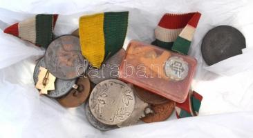 Kis zacskónyi kitüntetés, jelvény, emlékérem tétel nagyrészt sportdíjérmek T:vegyes