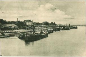 Komárom, Komárnó; Dunai részlet, kikötő, uszály / Dunajska partia / Danube riverside, steamship, barges