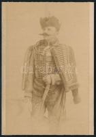 cca 1890 Díszmagyarba öltözött úr portréja, keményhátú fotó Aichinger Sebestyén magyaróvári műterméből, vágott, 11,5×8 cm