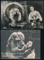 Orosz oroszlánszelídítő nőt ábrázoló fotók, 2 db, hátoldalon aláírással, 9×14 cm
