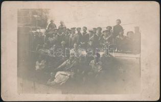cca 1907-1918 Az SMS Uskoke és legénysége, fotó, hátulján feliratozva, 9×14 cm