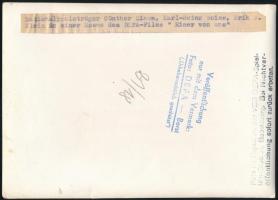 Az "Einer von uns" című film egy jelenetének szereplője horogkeresztes egyenruhában más sz...