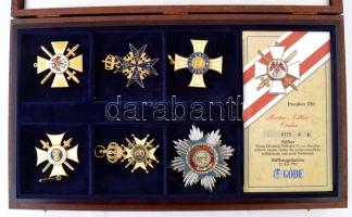 Németország DN 19db híres német kitüntetés replikája eredeti díszdobozban, mindegyik német nyelvű leírással T:1,1- Germany ND 19pcs of diff famous German decoration replicas in original case, all with information text in German C:UNC,AU