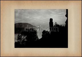 Jelzés nélkül: Naplemente a Dunán, hátoldalon feliratozott fotó, paszpartuban, 17×23 cm