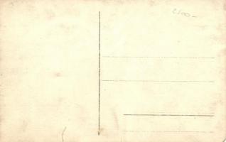 Ismeretlen település, szatócsüzlet belső az eladókkal. photo (r)