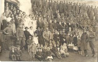 Osztrák-magyar hadifoglyok csoportképe egy fogolytáborban a helybeliekkel / WWI Austro-Hungarian K.u.K. military prisoners of war with locals in the POW camp. photo