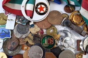 Kis zacskónyi vegyes kitűző, jelvény és kitüntetés tétel, közte jobb darabokkal, benne "Délvidé...