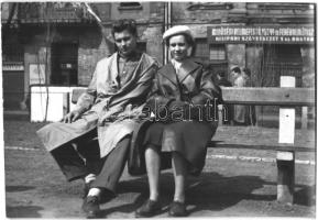 18 db modern fotó és képeslap a szocializmus idejéből; gyár belsők munkásokkal, családi fotók / 18 m...