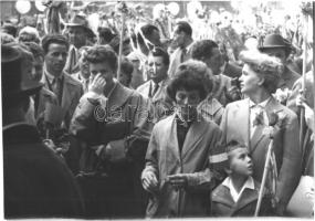 18 db modern fotó és képeslap a szocializmus idejéből; gyár belsők munkásokkal, családi fotók / 18 m...