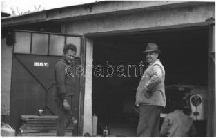 18 db modern fotó és képeslap a szocializmus idejéből; gyár belsők munkásokkal, családi fotók / 18 m...