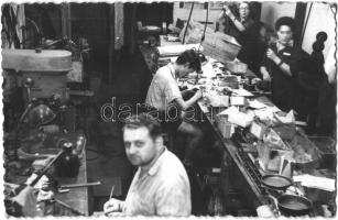 18 db modern fotó és képeslap a szocializmus idejéből; gyár belsők munkásokkal, családi fotók / 18 m...