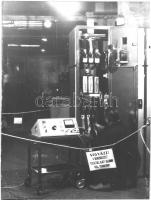 18 db modern fotó és képeslap a szocializmus idejéből; gyár belsők munkásokkal, családi fotók / 18 m...