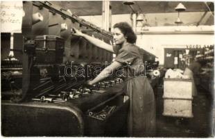 18 db modern fotó és képeslap a szocializmus idejéből; gyár belsők munkásokkal, családi fotók / 18 m...