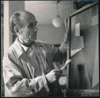 1965 Kassák Lajos (1887-1967) avantgárd festőművész és író festés közben, publikált fotó, 18×18 cm