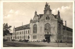 Nagyszalonta, Salonta; városháza, magyar zászlók, Csordás üzlete / town hall, Hungarian flags, shops