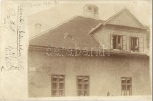 1907 Eperjes, Presov; Kossuth Lajos utca Galambdúcz-ház, két joghallgató diák az ablakban / street view, two law students in the windows. photo