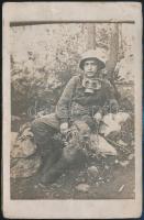 1917 Traubner Adolf (Budaörsről) K. u. k. 4/7 Sappaurkommando fotója a harctéren gázálarcban, pisztollyal, tábori postai levezőlapra ragasztva, 14×9 cm