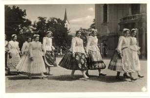 34 db régi magyar és történelmi magyar városképes lap; vegyes minőség / 34 pre-1945 Hungarian and Hi...