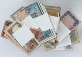 51db-os vegyes külföldi bankjegy tétel, közte Ciprus, Egyiptom, Kína, Libanon T:III,III-
51pcs of v...