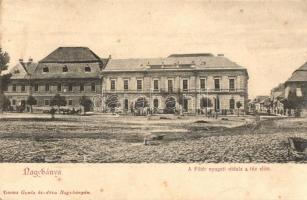 Nagybánya, Baia Mare; Fő tér nyugati oldala a tűz előtt, sör és borcsarnok / main square before the fire, wine and beer hall