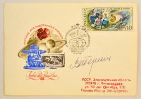 Valentyina Tyereskova (1937- ) szovjet űrhajós aláírása emlék levelezőlapon /  Signature of Valentina Tereshkova (1937- ) Soviet astronaut on postcard