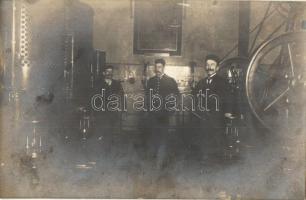 2 db RÉGI fotó képeslap gyárak belsejéről, gépekkel / 2 pre-1945 photo postcards of factory interior...