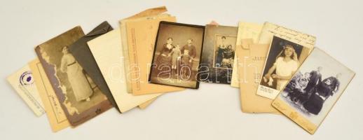 cca 1900-1960 Vegyes papírrégiség tétel, közte fotók, igazolványok, levelek