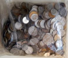 2,56kg világpénz, régi és új, benne nominál