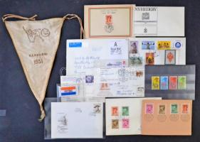 Tartalmas cserkész motívum tétel dobozban: fotók, papírrégiség, bélyegek stb