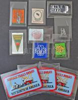 Tartalmas cserkész motívum tétel dobozban: fotók, papírrégiség, bélyegek stb