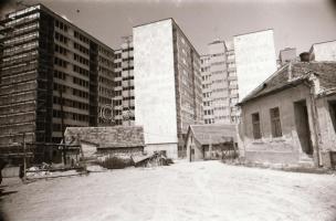 cca 1982 Kecskeméti városképek, utcaképek épületek, életképek, 79 db vintage negatív, 24x36 mm