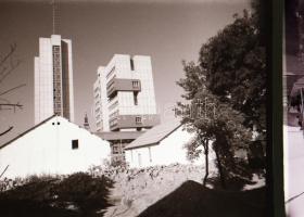 cca 1982 Kecskeméti városképek, utcaképek épületek, életképek, 79 db vintage negatív, 24x36 mm