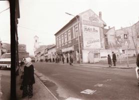 cca 1982 Kecskeméti városképek, utcaképek épületek, életképek, 79 db vintage negatív, 24x36 mm