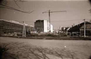 cca 1982 Kecskeméti városképek, utcaképek épületek, életképek, 79 db vintage negatív, 24x36 mm