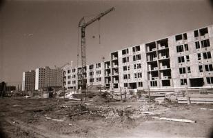 cca 1982 Kecskeméti városképek, utcaképek épületek, életképek, 79 db vintage negatív, 24x36 mm