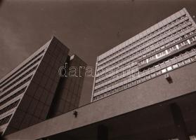 cca 1982 Kecskeméti városképek, utcaképek épületek, életképek, 79 db vintage negatív, 24x36 mm