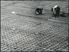 cca 1977 Fényképpár - Hálószövők, 2 db vintage fénykép, az egyik feliratozott, 18x24 cm